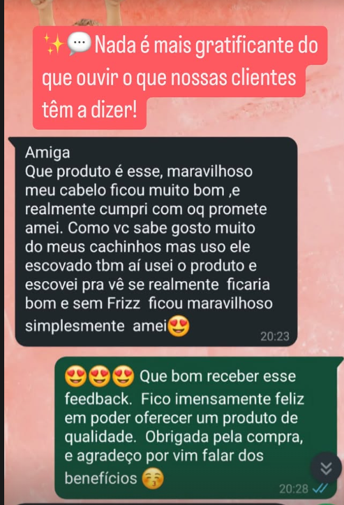 Feedback de cliente que escova o cabelo cacheado sem frizz